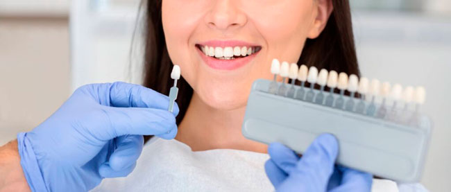 Consigue los dientes blancos perfectos con clínica dental Corral y Vargas en la ciudad de Granada