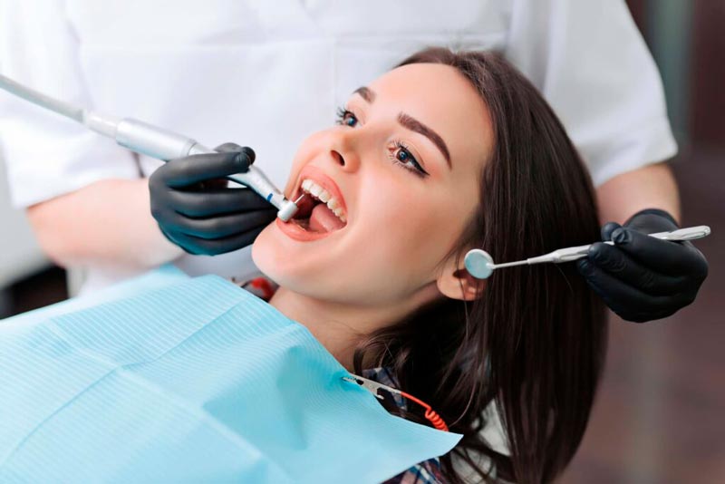 Visita la clínica dental Corral y Vargas para tu limpieza anual en Granada y Jaén