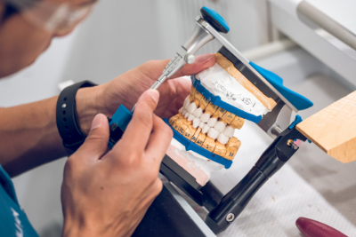 Prótesis dentales de calidad con Corral y Vargas, expertos en odontología estética con clínicas en Granada y Jaén