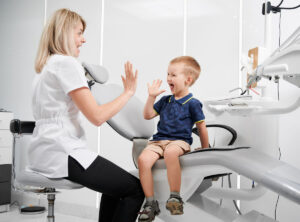 Primera visita al dentista del niño, esta es la mejor edad