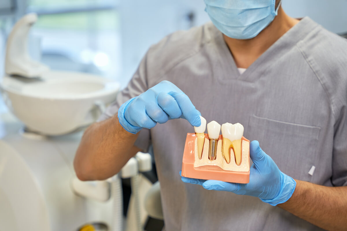 Qué hacer si se rompe una prótesis dental por los odontólogos Corral y Vargas en Granada