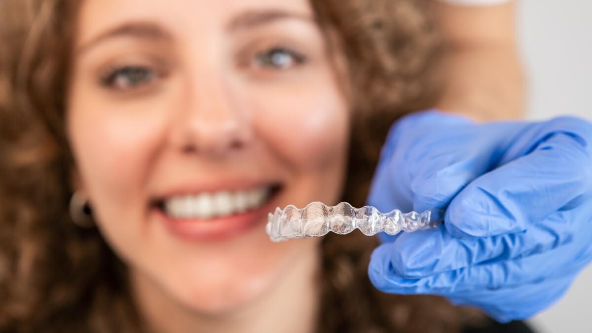 ¿Se pueden mover los dientes después de una ortodoncia?