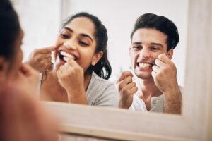 Cómo utilizar correctamente el hilo dental gracias a las clínicas dentales de Corral y Vargas en Granada y Jaén