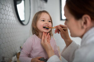 7 tips para inculcar hábitos dentales en niños