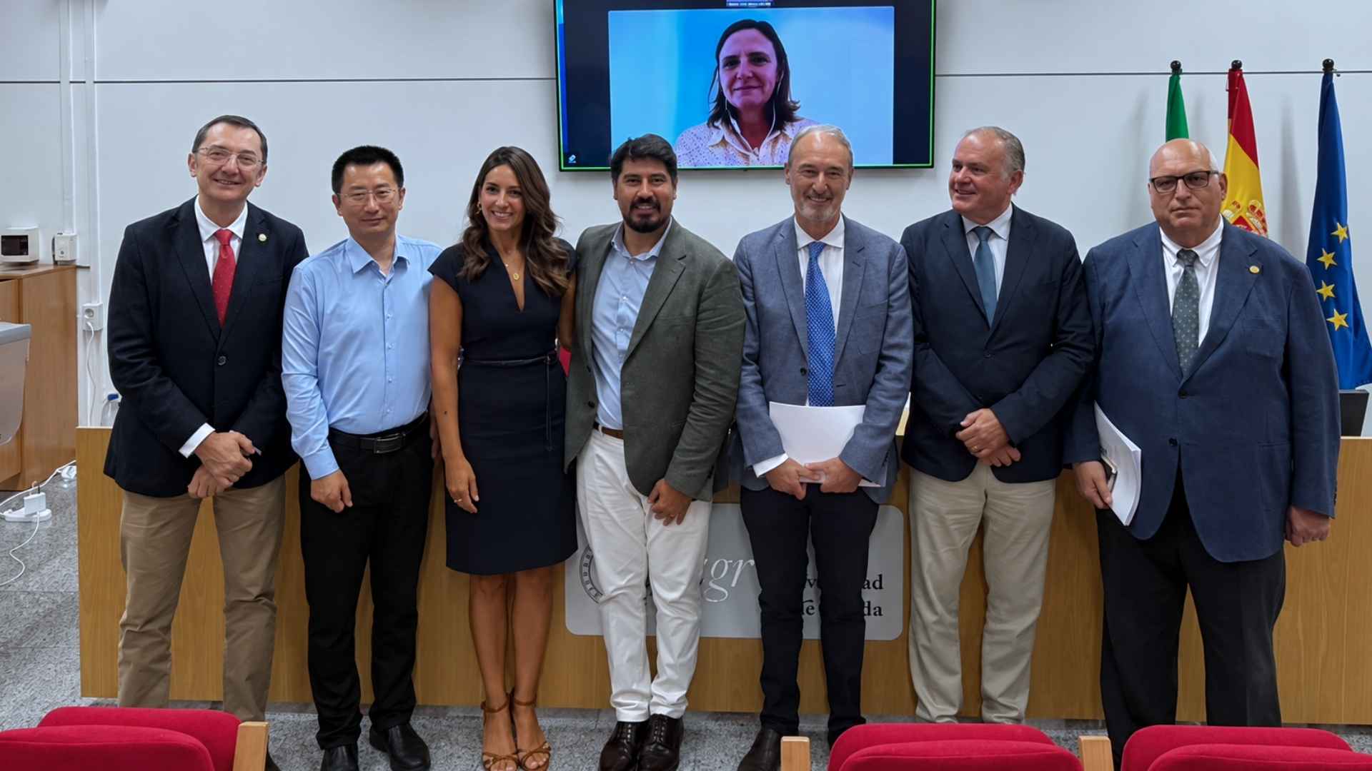 El Dr. Franklin Vargas Corral junto al tribunal y los asistentes a la defensa de su tesis doctoral en la Universidad de Granada