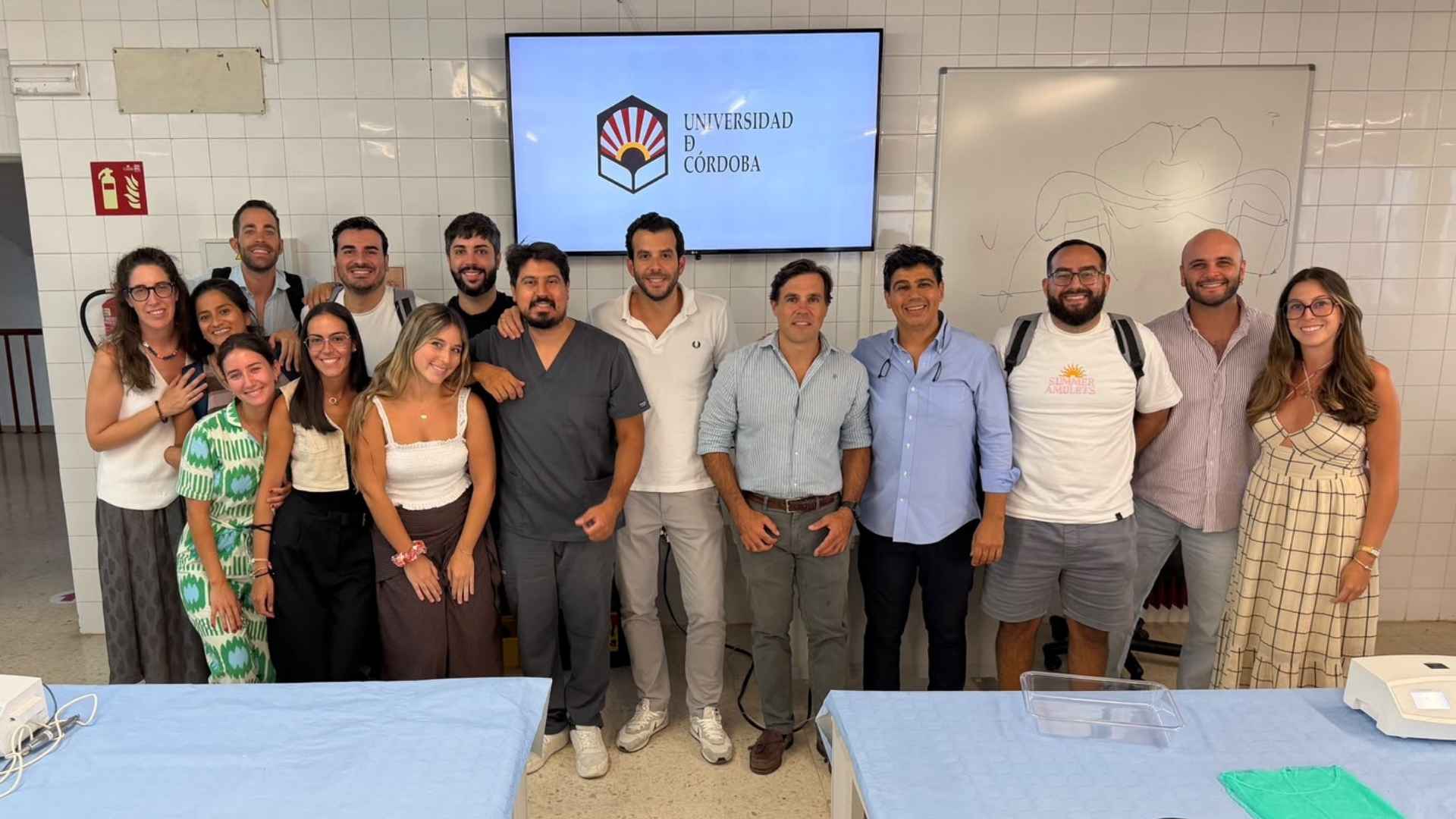 Los Dres. Vargas junto a los participantes del Máster de Cirugía Oral e Implantología.